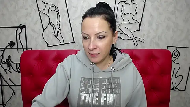 Snapshot of ElizabethSho chatting on 02.10.25 ElizabethSho online show from 02.10.25