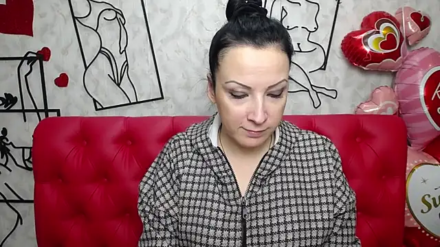 Snapshot of ElizabethSho chatting on 03.10.25 ElizabethSho online show from 03.10.25