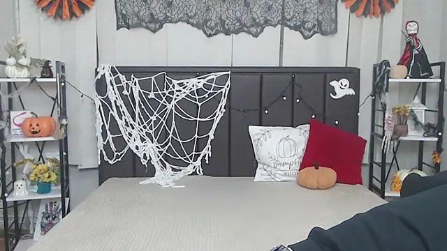 Snapshot of LauraHlot chatting on 10.23.25 LauraHlot online show from 10.23.25