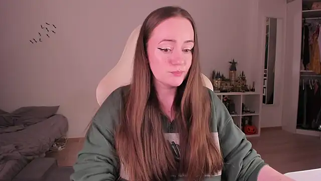 Snapshot of WalkingGirl chatting on 11.28.25 WalkingGirl online show from 11.28.25