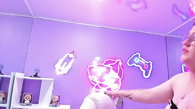 Snapshot of Camiila_Osorio chatting on 09.09.25 Camiila Osorio online show from 09.09.25