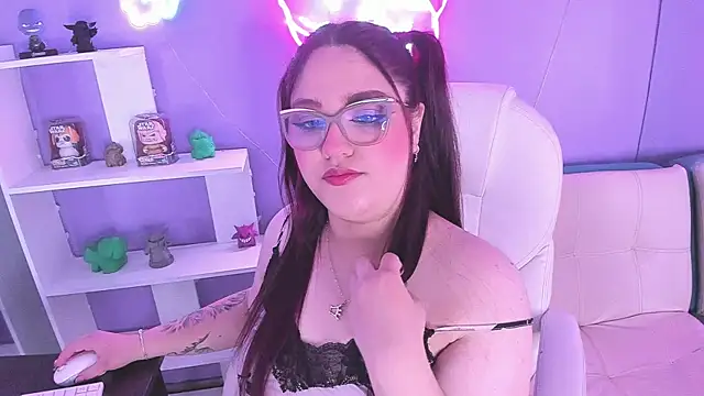 Snapshot of Camiila_Osorio chatting on 09.29.25 Camiila Osorio online show from 09.29.25