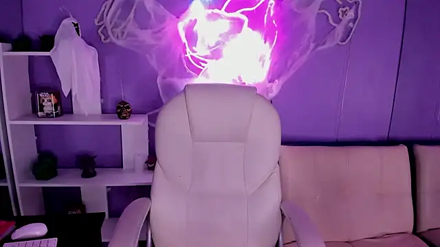 Snapshot of Camiila_Osorio chatting on 10.13.25 Camiila Osorio online show from 10.13.25