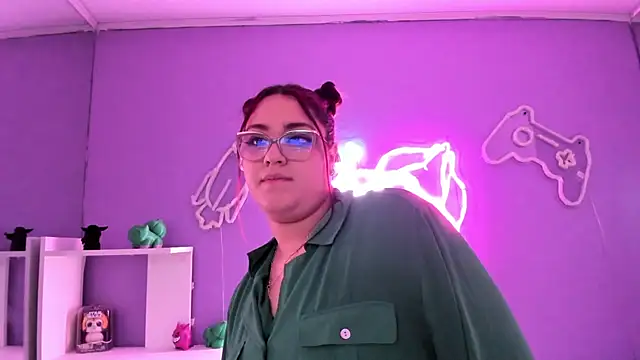 Snapshot of Camiila_Osorio chatting on 11.06.25 Camiila Osorio online show from 11.06.25