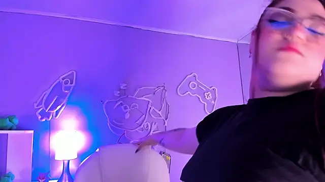 Snapshot of Camiila_Osorio chatting on 11.21.25 Camiila Osorio online show from 11.21.25