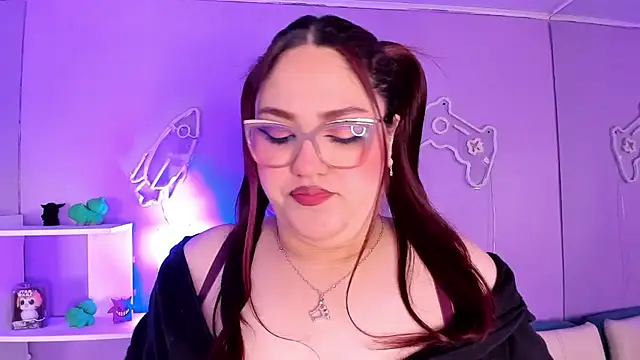 Snapshot of Camiila_Osorio chatting on 12.05.25 Camiila Osorio online show from 12.05.25