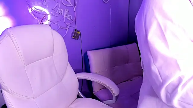 Snapshot of Camiila_Osorio chatting on 12.22.25 Camiila Osorio online show from 12.22.25