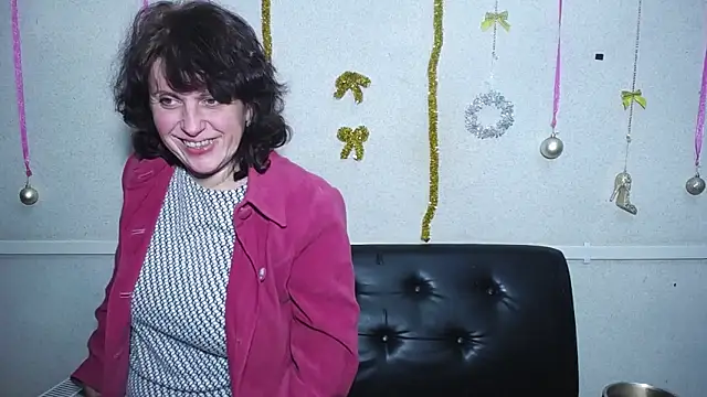 Snapshot of LuciaMii chatting on 01.13.25 LuciaMii online show from 01.13.25