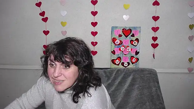 Snapshot of LuciaMii chatting on 02.13.25 LuciaMii online show from 02.13.25