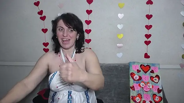 Snapshot of LuciaMii chatting on 02.15.25 LuciaMii online show from 02.15.25