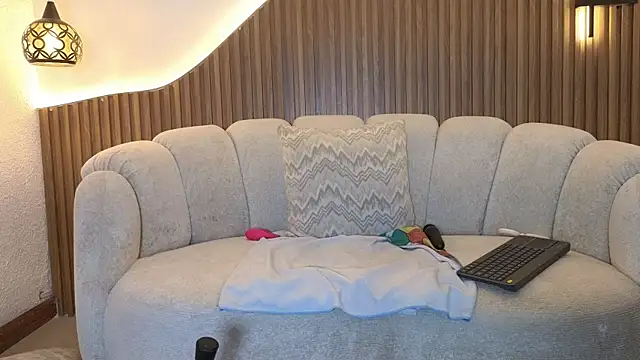 anellejones online show from 07.10.26