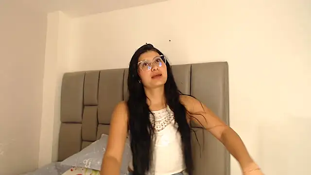 Snapshot of cloehonney chatting on 04.01.26 cloehonney online show from 04.01.26