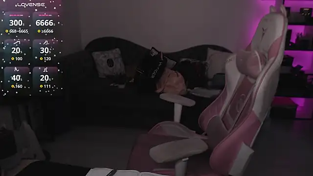 Snapshot of SexyWitch_666 chatting on 11.25.25 SexyWitch 666 online show from 11.25.25