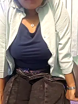 Snapshot of N-Natasha chatting on 12.28.24 N-Natasha online show from 12.28.24