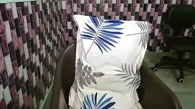 Snapshot of N-Natasha chatting on 09.21.25 N-Natasha online show from 09.21.25