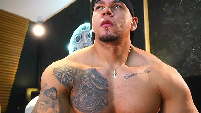 Snapshot of MassimoWalton2 chatting on 11.05.25 MassimoWalton2 online show from 11.05.25