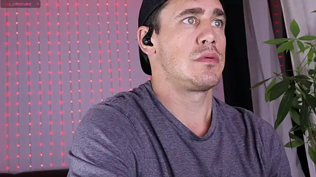 Snapshot of DamienSliick chatting on 10.16.25 DamienSliick online show from 10.16.25