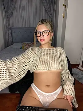 Snapshot of Odett_ chatting on 03.17.25 Odett online show from 03.17.25