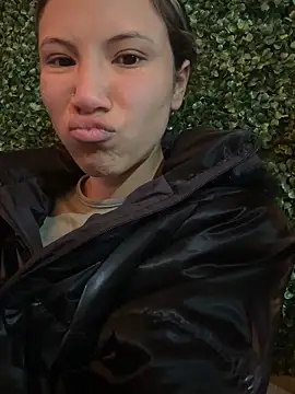 Snapshot of avans_15 chatting on 10.30.25 avans 15 online show from 10.30.25