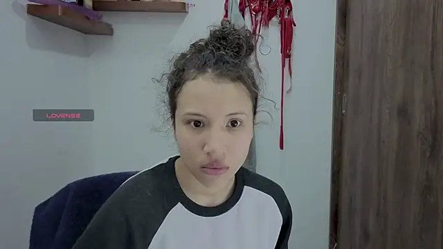 Snapshot of avans_15 chatting on 12.14.25 avans 15 online show from 12.14.25