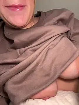 Snapshot of lilylush24 chatting on 12.31.24 lilylush24 online show from 12.31.24