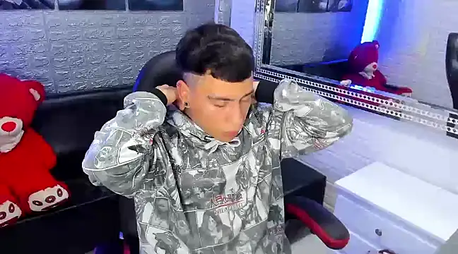 Snapshot of salvadorgomezx chatting on 02.19.25 salvadorgomezx online show from 02.19.25