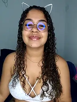 Snapshot of VitoriaFernandes chatting on 03.22.25 VitoriaFernandes online show from 03.22.25