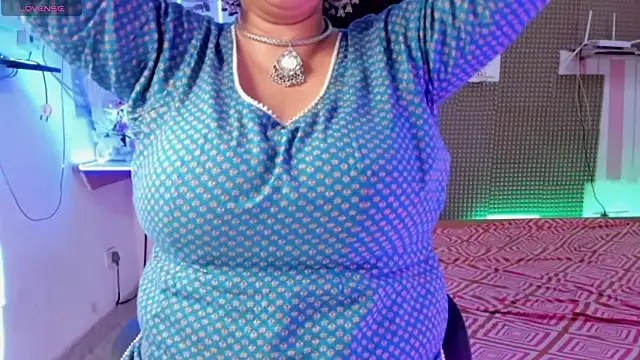 Snapshot of Gulabi_Queen chatting on 03.01.25 Gulabi Queen online show from 03.01.25