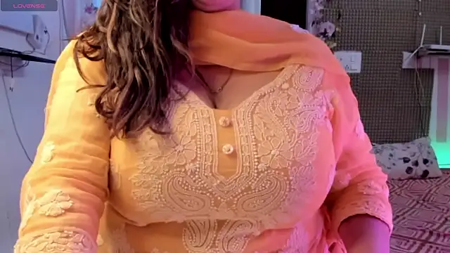 Snapshot of Gulabi_Queen chatting on 03.08.25 Gulabi Queen online show from 03.08.25