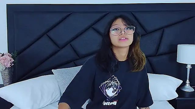 Yommi Winx online show from 12.31.24