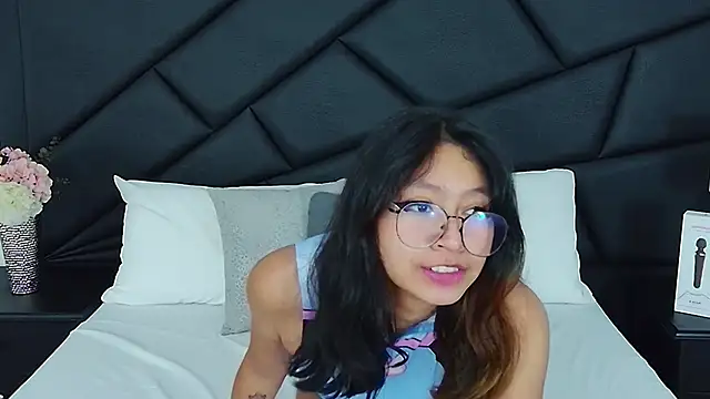 Yommi Winx online show from 01.11.25