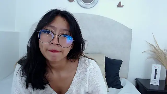 Yommi Winx online show from 02.22.25