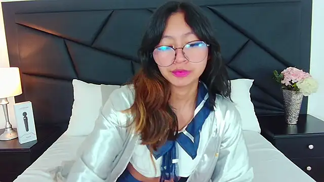 Yommi Winx online show from 03.22.25