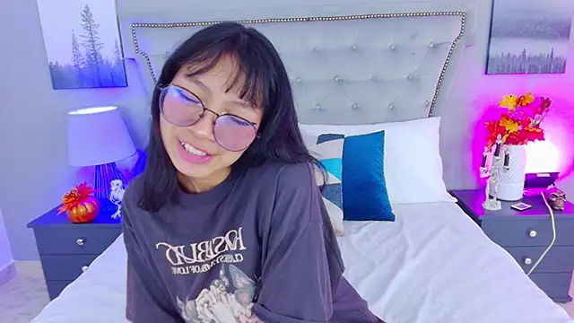 Yommi Winx online show from 10.24.25