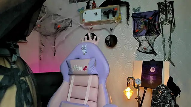 Alaia Love77 online show from 10.15.25