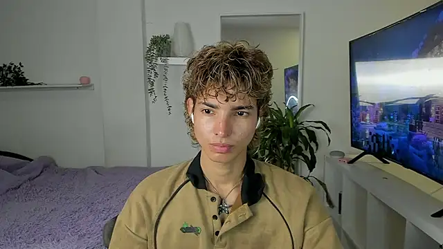 Snapshot of santy-kitty chatting on 09.23.25 santy-kitty online show from 09.23.25