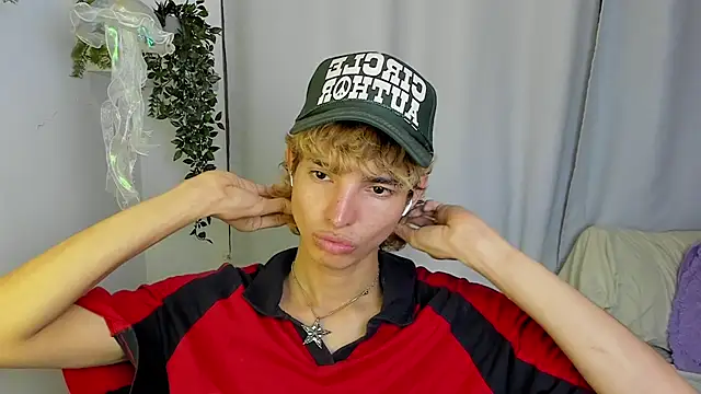 Snapshot of santy-kitty chatting on 10.06.25 santy-kitty online show from 10.06.25