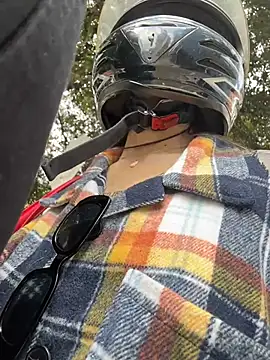 Snapshot of EemaHaruki chatting on 11.12.25 EemaHaruki online show from 11.12.25