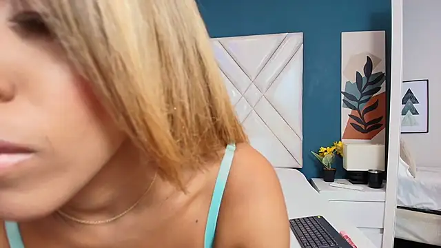 Snapshot of Lana-Gross chatting on 02.21.25 Lana-Gross online show from 02.21.25