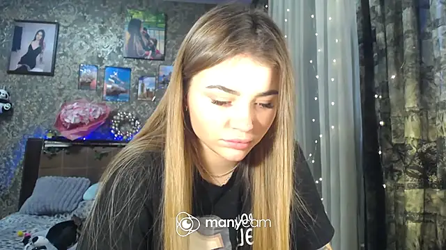 Snapshot of BonnyShy chatting on 12.06.24 BonnyShy online show from 12.06.24