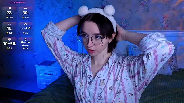 Snapshot of Nora_Failure chatting on 12.04.25 Nora Failure online show from 12.04.25