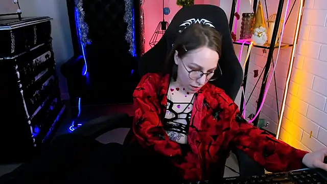 Snapshot of AphexQueen chatting on 12.15.24 AphexQueen online show from 12.15.24