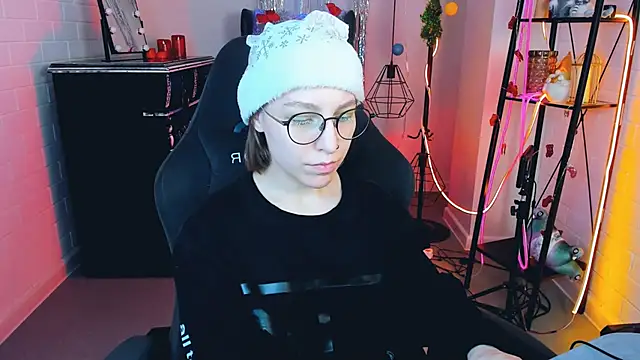 Snapshot of AphexQueen chatting on 12.25.24 AphexQueen online show from 12.25.24