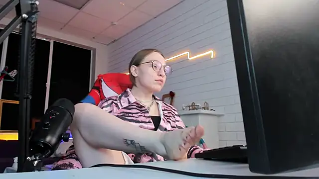 Snapshot of AphexQueen chatting on 02.26.25 AphexQueen online show from 02.26.25