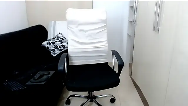 Snapshot of Laura-pervert chatting on 12.25.24 Laura-pervert online show from 12.25.24