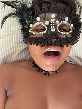 Snapshot of Bella_Luna18 chatting on 11.23.25 Bella Luna18 online show from 11.23.25