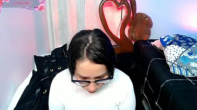 Snapshot of naihroby chatting on 04.24.26 naihroby online show from 04.24.26
