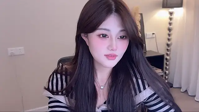 Strawberrybabyy1 online show from 11.04.25