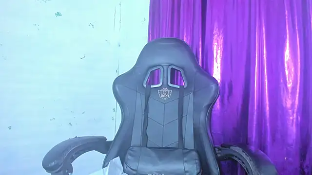 Snapshot of jonson- chatting on 10.05.25 jonson- online show from 10.05.25