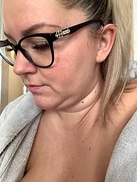 queenpeachi online show from 12.18.24